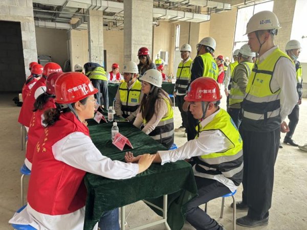 通弘网  “医路先锋，礼赞劳动”黄岛区中医医院建设项目开展健康义诊活动