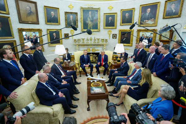 升鸿网 8架美军战机飞越白宫 为波美会面拉开序幕